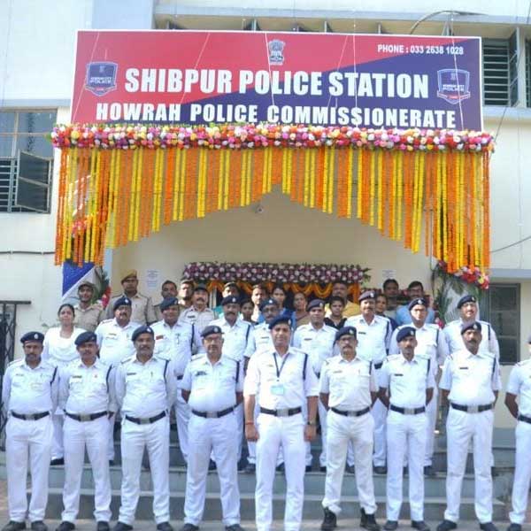 ছোট্ট ছেলেটির বিদ্যুৎস্পৃষ্ট হয়ে মৃত্যুর খবর ছড়িয়ে পড়তে চাঞ্চল্য সৃষ্টি হয় এলাকায়। খবর পেয়ে সঙ্গে সঙ্গে ঘটনাস্থলে আসে শিবপুর থানার পুলিশ। 