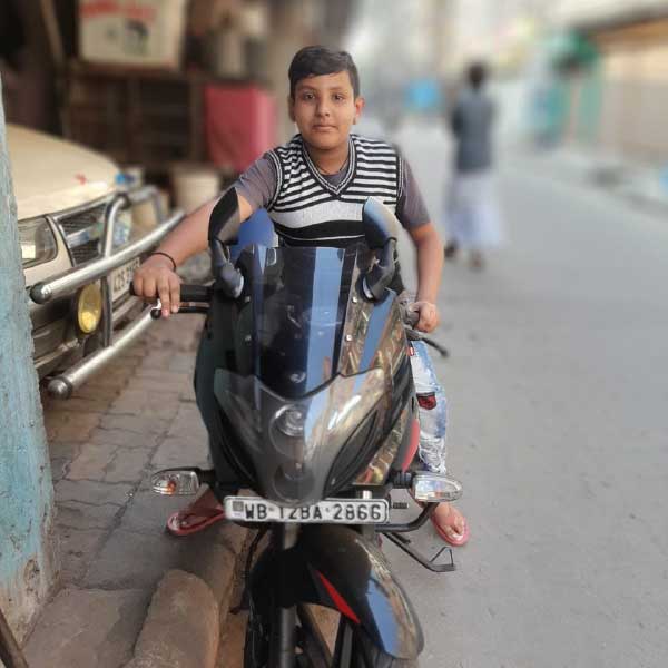 ১২ বছরের ইরফান পড়াশোনায় বেশ ভাল ছিল। হাওড়া বিকে পাল স্কুলের ষষ্ঠ শ্রেণির ছাত্র সে। খুব মিশুকে এবং হাসিখুশি ছেলেটিকে পাড়ায় প্রায় সবাই চিনত।