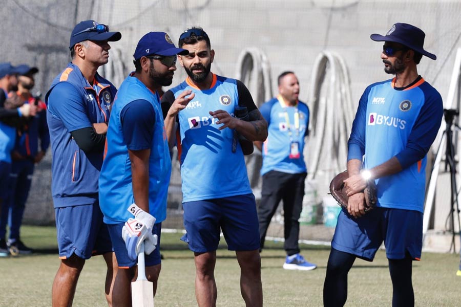 রবিবার ভারতীয় ক্রিকেট দল মাঠে নামবে। প্রতিপক্ষ পাকিস্তান। তার আগে অনুশীলন পর্ব চলছিল অস্ট্রেলিয়ার বিভিন্ন প্রান্তে। ভারতীয় ক্রিকেট দল তখন ব্রিসবেনে। বিরাট কোহলিও রয়েছেন সেখানেই।