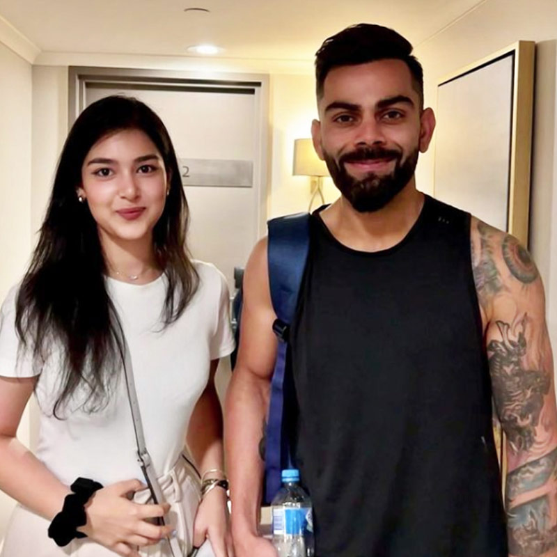 ব্রিসবেনে থাকাকালীন বিরাটের একটি ছবি সমাজমাধ্যমে ঝড় তোলে। কিন্তু এই ছবিতে তিনি একা ছিলেন না। বিরাটের সঙ্গে ছিলেন এক মহিলাও। এই ছবি প্রকাশ্যে আসায় নেটিজেনরা কৌতূহলী হয়ে পড়েন। 