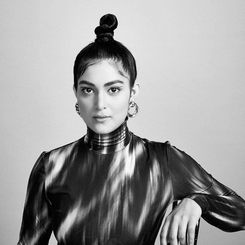 এই মেয়েটির আসল পরিচয় কী তা জানতে সকলেই মুখিয়ে রয়েছে। মেয়েটির নাম অমীশা বসেরা (ইনস্টাগ্রাম অ্যাকাউন্ট অনুসারে)। বিরাট কোহলির অনুরাগী তিনি।