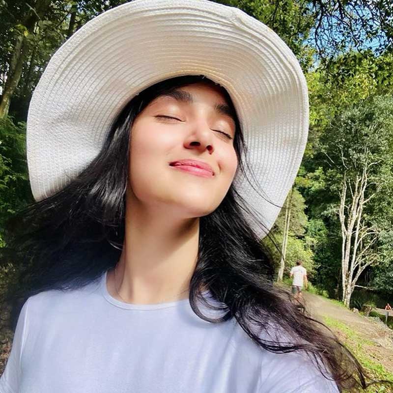 বিরাটের সঙ্গে তাঁর ছবিটি নিজের ইনস্টাগ্রাম অ্যাকাউন্ট থেকে পোস্ট করতেই তা ছড়িয়ে পড়ে।