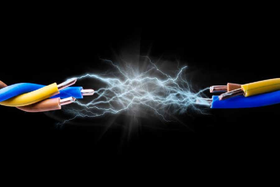 স্থানীয়রা জানাচ্ছেন, শনিবারও বন্ধুদের সঙ্গে ক্যারম খেলতে দেখা গিয়েছে ইরফানকে। সেই খেলতে গিয়ে বেঘোরে প্রাণ গেল খুদের। 