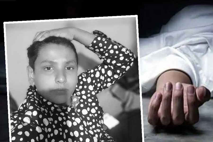 আলোর উৎসবের আগে আঁধার হাওড়ার শিবপুর কাজিপাড়ার মালিবাগান এলাকায়। ছোট্ট ছেলেটির স্মৃতি ভুলতে পারছে না তার পাড়া। ঘটনার পর দিন সকালেও সেখানে জীবন যেন স্তব্ধ।