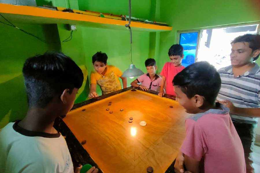 বিকেল হলে বন্ধুদের সঙ্গে বাড়ির পাশে মাঠে খেলত ১২ বছরের ইরফান খান। শনিবারও বন্ধুদের সঙ্গে তেড়ে ফুটবল খেলছিল ছেলেটি। কিন্তু কে জানত, একটু পরেই কী অপেক্ষা করছে ছোট্ট ছেলেটি ও তার পরিবারে জন্য! 