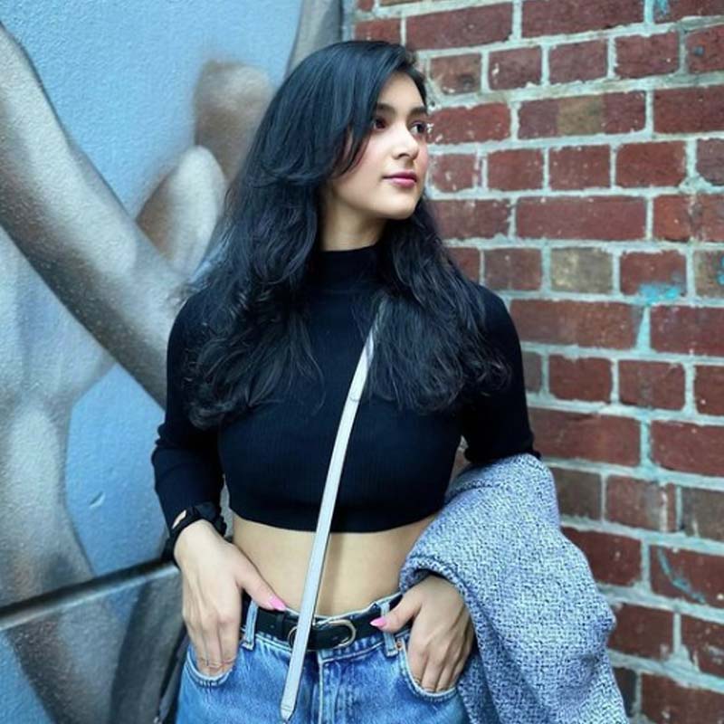 এই ঘটনায় অমীশা আপ্লুত। তিনি জানিয়েছেন, বিরাটের সঙ্গে যে দিন তাঁর দেখা হয়, সে দিনটি তাঁর জীবনের সেরা দিন ছিল। তিনি এত খুশি কোনও দিনও হননি। 