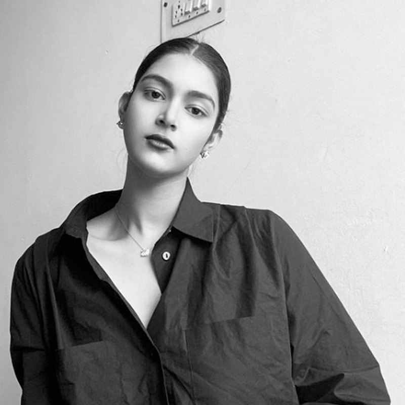 অমীশার মনে হচ্ছে, তিনি ‘আকাশের চাঁদ’ ছুঁয়ে ফেলেছেন। বিরাটের সঙ্গে ছবিটি পোস্ট করে তিনি ক্যাপশনে লিখেছেন, ‘‘আমি ভাষা হারিয়ে ফেলেছি।’’