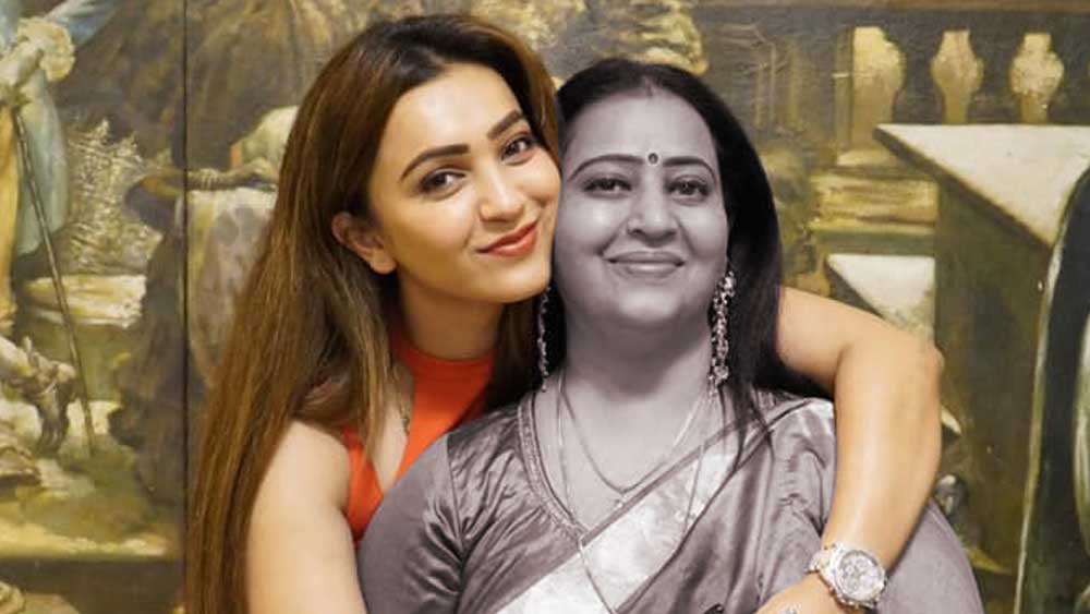 মা ছাড়া এই প্রথম কৌশানীর বাড়ির পুজো।