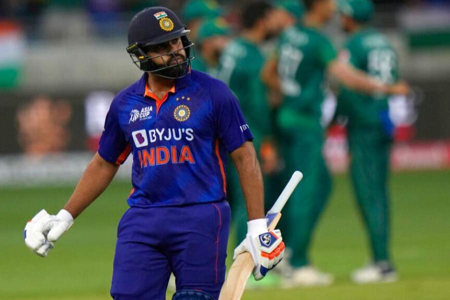 টি-টোয়েন্টি ক্রিকেটে ১৫১ রান খুবই সাধারণ মানের। তার উপর বিশ্বকাপ। হয়েছিলও তাই। ২০২১ সালের টি-টোয়েন্টি বিশ্বকাপে বোলিংয়ে বুমরা-শামি জুটি ঠেকাতে পারেননি বাবর আজ়ম এবং মহম্মদ রিজ়ওয়ানকে। একটি উইকেটও তুলতে পারেনি ভারত। দুবাইয়ে ভারতকে ১০ উইকেটে হারিয়ে সেমিফাইনালে ওঠার রাস্তা অনেকটাই পরিষ্কার করে ফেলে পাকিস্তান।