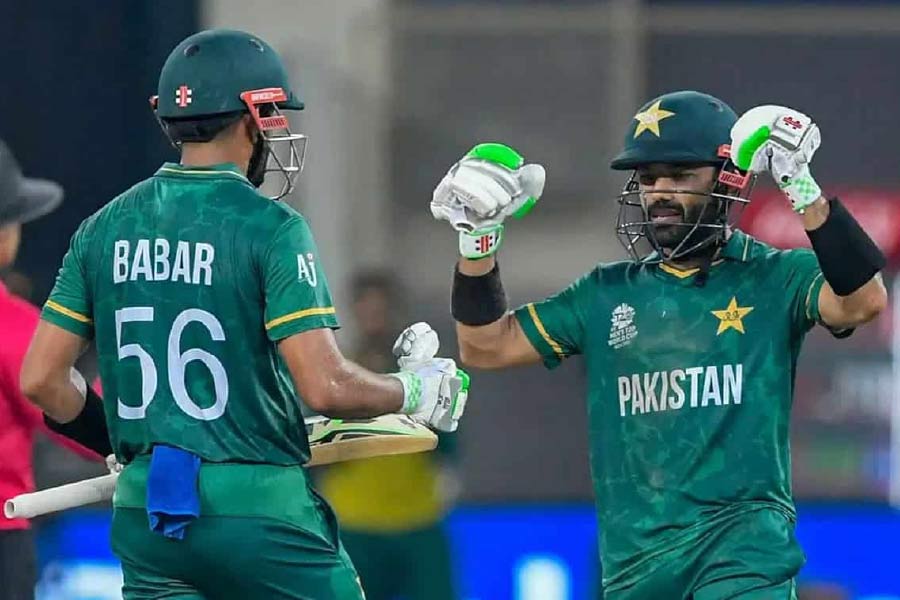 ৫০ ওভার হোক কিংবা ২০, কোনও ফরম্যাটের বিশ্বকাপেই ভারতকে হারাতে পারে না পাকিস্তান। সেই ‘অভিশাপ’ মুছে নিজেদের ভাগ্য রচনা করতে এগিয়ে আসেন বাবর আজ়ম এবং মহম্মদ রিজ়ওয়ান। মাঠে নেমেই যেন ইচ্ছেসুখে ভারতীয় বোলারদের নিয়ে খেলেছিলেন দুই ওপেনার। ১০৭ বল খেলেছিলেন দুই ওপেনার। তাতেই উঠে এসেছিল জেতার জন্য প্রয়োজনীয় ১৫২ রান। 