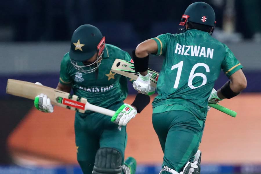 শেষ পর্যন্ত রিজ়ওয়ান অপরাজিত ছিলেন ৭৯ রানে। ইনিংস সাজিয়েছিলেন ৬টি চার এবং ৩টি ছক্কায়। অধিনায়ক বাবর করেছিলেন ৬৮ রান। ৫২ বলে সাজানো ইনিংসে ছিল ৬টি চার এবং ২টি ছয়। ১৩ বল বাকি থাকতে থাকতেই সব উইকেট অক্ষত রেখে মাঠ ছাড়েন বাবর-রিজ়। 