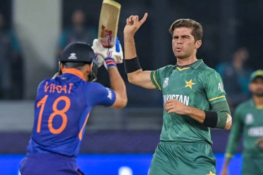 আর কয়েক ঘণ্টার অপেক্ষা। তার পরই বাইশ গজের যুদ্ধে দেখা যাবে ভারত-পাকিস্তানকে। তবে গত বারের মতো শাহিনরা হয়তো বেগ দিতে পারবে না টিম ইন্ডিয়াকে। 