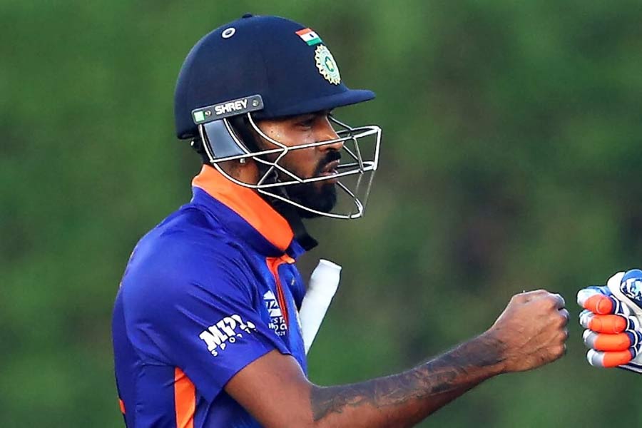 ২টি করে চার-ছয়ে ৩০ বলে ৩৯ করে সাজঘরে ফেরেন পন্থ। কোহলি তখনও ক্রিজে। শেষ পর্যন্ত অধিনায়কোচিত ইনিংস থামে ৪৯ বলে ৫৭ রানে। ইনিংস সাজানো ছিল ৫টি বাউন্ডারি এবং ১টি ওভার বাউন্ডারি দিয়ে। শেষ দিকে জাডেজা এবং হার্দিক তেমন ঝড় তুলতে পারেননি। ভারতের সংগ্রহ ছিল ৭ উইকেটে ১৫১ রান।