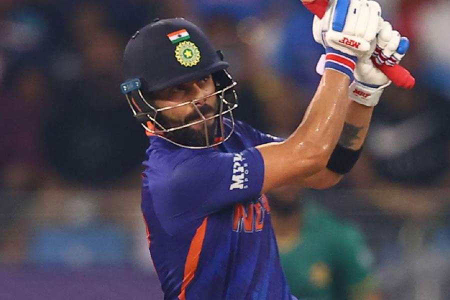 দলকে লড়াইয়ে ফেরান অধিনায়ক কোহলি। এক সময় স্কোরবোর্ডে ছিল ভারত: ৪ ওভার, ৩১ রান, ৩ উইকেট। শাহিনের শুরুর ধাক্কা সামলে নিতে নিতে সূর্যকুমারের উইকেট হারায় ভারত। অধিনায়ককে সঙ্গত দিতে এগিয়ে আসেন ঋষভ পন্থ।