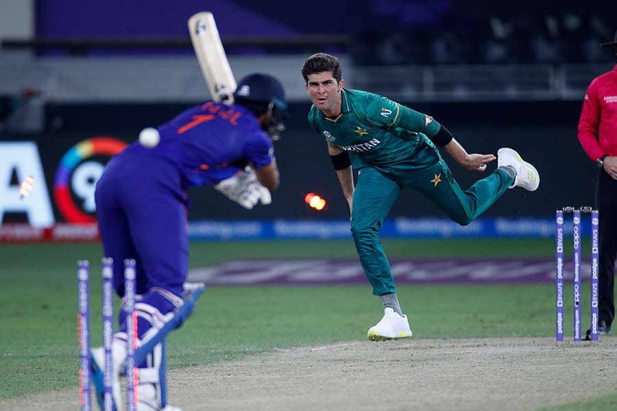 গত বার শাহিন শাহ আফ্রিদিকে দিয়েই ভারতীয় ব্যাটিং লাইন আপ ঝাঁঝরা করে দিয়েছিল পাকিস্তান। এ বারও শুরুতে আক্রমণে সেই শাহিনই থাকবেন। পাশাপাশি আছেন হ্যারিস রউফ, নাসিম শাহদের মতো ছন্দে থাকা ক্রিকেটার। 