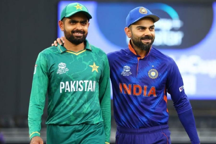 গত বার বিশ্বকাপে ভারতের অধিনায়ক ছিলেন বিরাট কোহলি। এ বার রোহিত শর্মা। পাকিস্তানের অধিনায়কত্বে অবশ্য কোনও বদল হয়নি। বাবর আজ়মই রয়েছেন। যেমন বদলায়নি ভারত-পাকিস্তান ম্যাচের উত্তাপ।