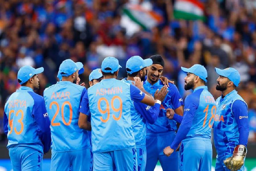 সরাসরি: আরশদীপের বলে আউট বাবর, রিজ়ওয়ান, শুরু থেকেই চাপে পাকিস্তান