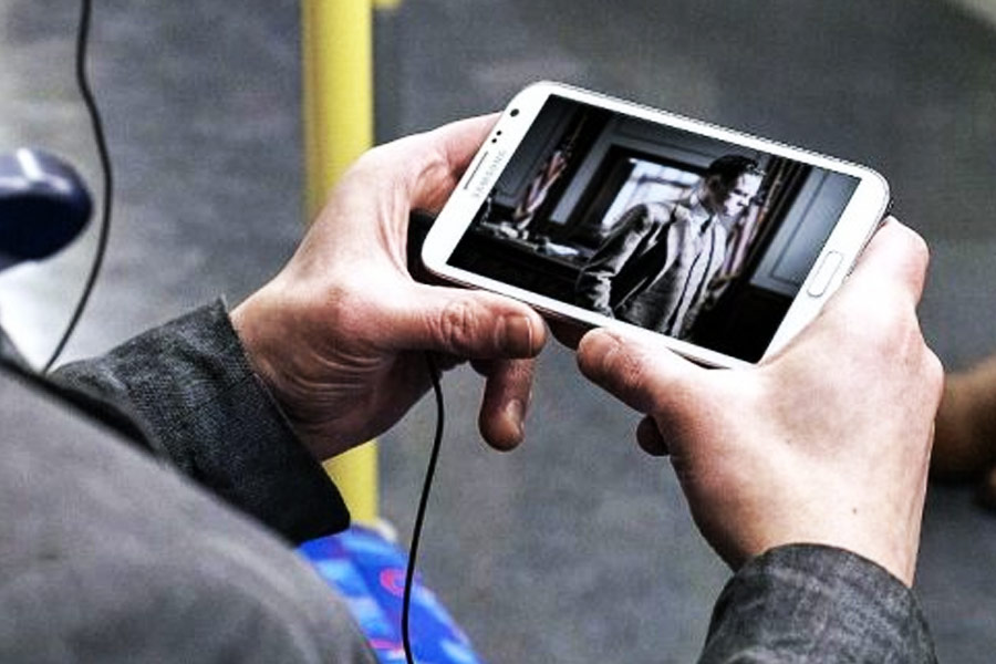 ব্রিটিশ সংবাদমাধ্যমের দাবি, পর্ন ছবির দুনিয়ায় ‘ডিপফেকে’র হাত ধরে ‘তারকাদের সেক্স টেপ’-এর রমরমা চলছে। দর্শকদের মধ্যে তা দেখার প্রবণতাও বাড়ছে। আশঙ্কার কথা, এ বার তারকাদের ছেড়ে ‘ডিপফেকে’র শিকার হতে পারেন ভিড়ে মিশে থাকা আমজনতা। এমনকি আপনিও।