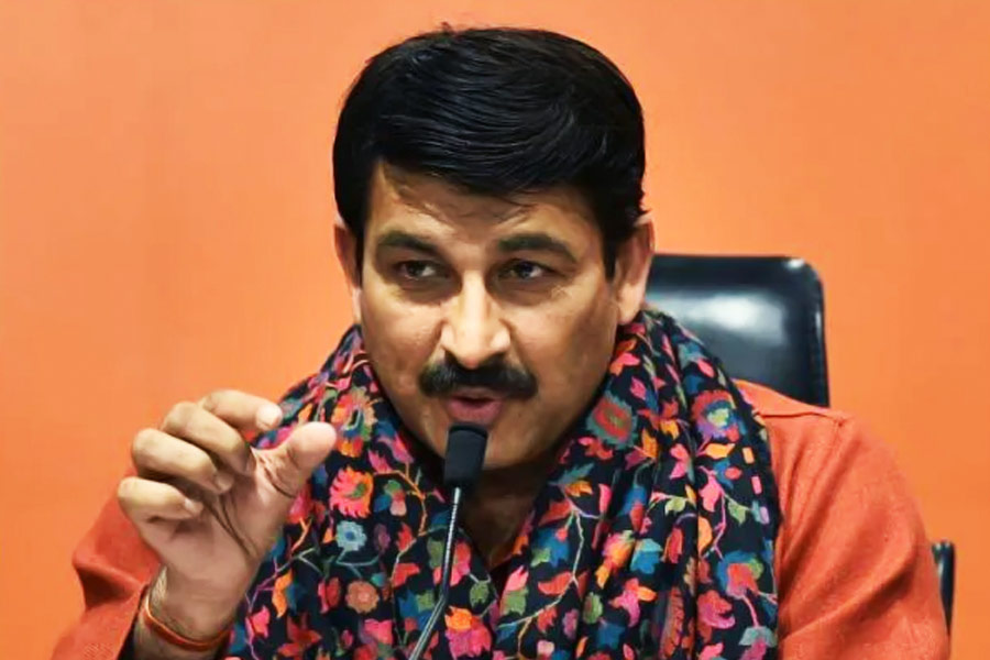 বছর দুয়েক আগে দিল্লি বিধানসভা নির্বাচনের ভোটপ্রচারে বিজেপি নেতা মনোজ তিওয়ারির একটি ভিডিয়ো ভাইরাল হয়েছিল। তাতে ইংরেজি, হিন্দি এবং হরিয়ানভি ভাষায় ভোটপ্রার্থনা করতে দেখা গিয়েছিল মনোজকে। মনোজের হুবহু রূপ দেখে চমকে গিয়েছিলেন অনেকে। ওই ভুয়ো ভিডিয়োতে ‘ডিপফেক’ প্রযুক্তি কাজে লাগানো হয়েছিল।