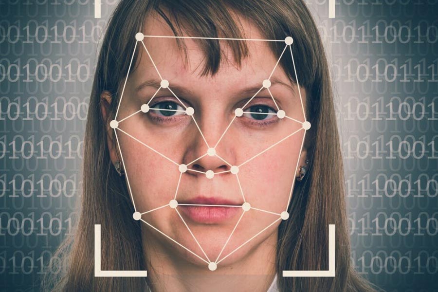 সহজ ভাবে বলা যায়, ‘ডিপ লার্নিং’ প্রযুক্তি ব্যবহার করে যে সমস্ত ‘ফেক’ (ভুয়ো) ভিডিয়ো তৈরি করা হয়, সেটি হল ‘ডিপফেক’। কারও মুখের অভিব্যক্তি খুঁটিয়ে পড়ে ফেলতে পারে এটি। কণ্ঠস্বরও চিনে নিতে পারে। সে সমস্ত বিশ্লেষণ করে তা অন্য কারও মুখে বসিয়ে দেয়।