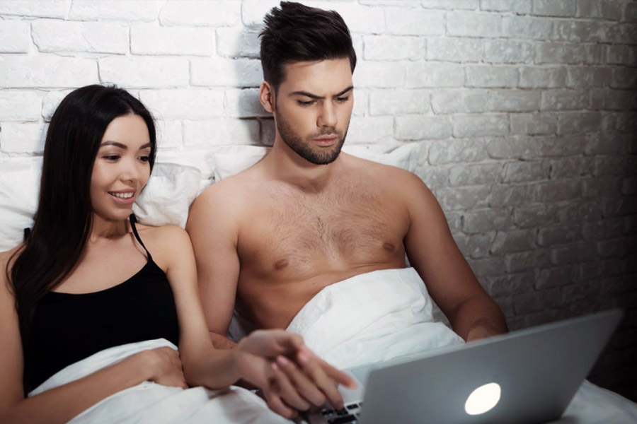 যদিও ‘ডিপফেক’ প্রযুক্তির ধারালো হওয়ায় আরও একটি আশঙ্কা বাড়ছে। তারকার মুখ ছাড়াও পর্ন ছবিতে ব্যবহার করা হতে পারে সাধারণের মুখও।