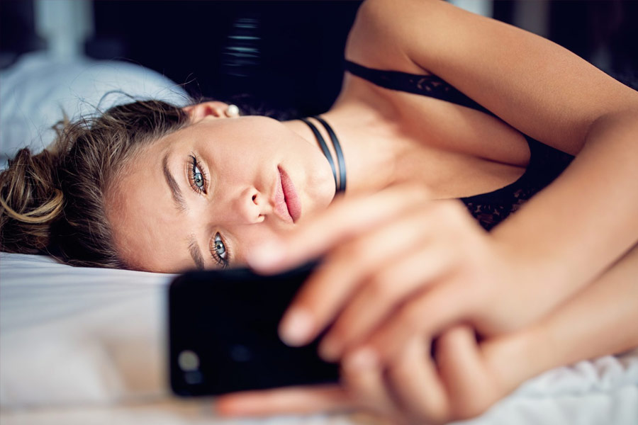 ওই তথ্যচিত্রের দাবি, পর্নোগ্রাফিক ওয়েবসাইটের দেখানো ‘সেক্স টেপে’ কোন তারকার মুখ দেখতে চান, সে অনুরোধ করতে পারেন দর্শকেরা। তথ্যচিত্রের উপস্থাপক জেস ডেভিসকে এমন বহু ‘ডিপফেক’ ওয়েবসাইটের সুলুকসন্ধান দিয়েছেন এর সাংবাদিক জেনিফার স্যাভিন।