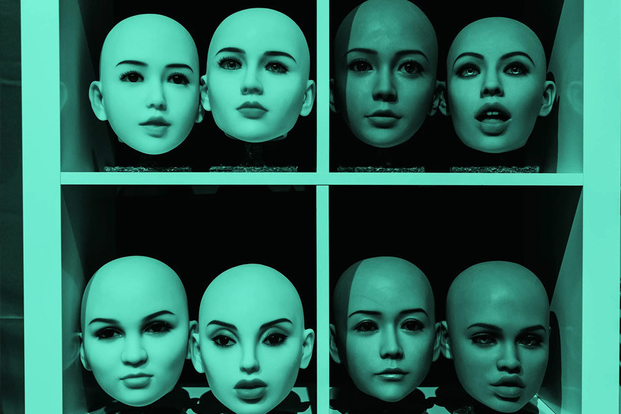 এ হেন সাইটগুলিতে কোন তারকার চাহিদা বেশি? সংবাদমাধ্যমে জেনিফার বলেন, ‘‘দুনিয়াজোড়া বহু তারকাই রয়েছে। তবে দর্শকদের অনুরোধে বেশ কয়েকটি নাম বার বারই ঘুরেফিরে আসে।’’ যদিও তাঁদের নাম খোলসা করেননি জেনিফার।