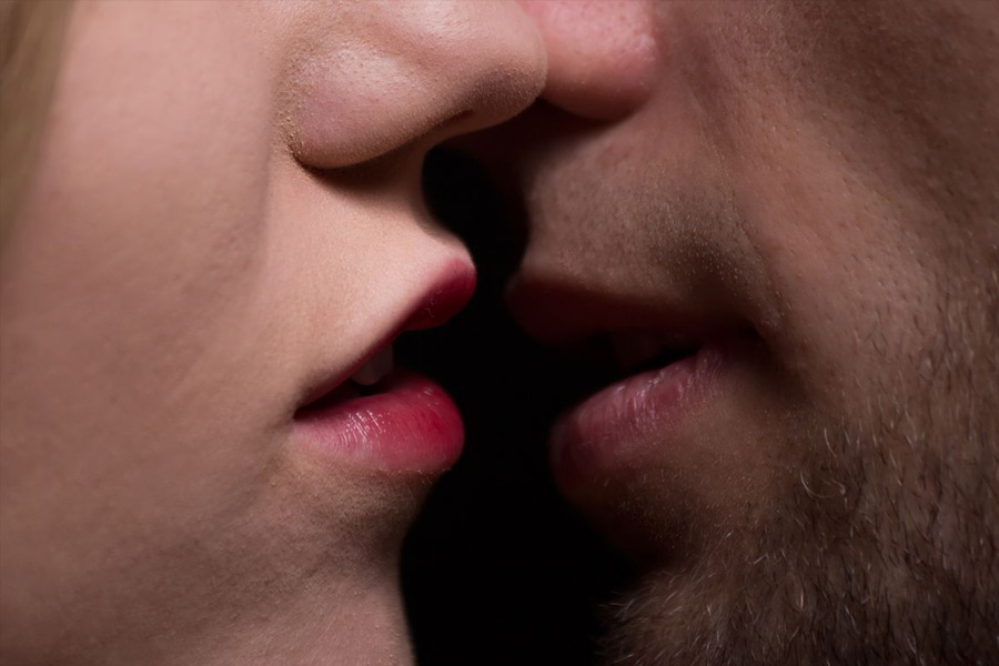 ব্রিটিশ তথ্যচিত্রে এমনই এক জনপ্রিয় পর্ন সাইটের মালিক মুখ খুলেছেন। যদিও নিজের নামপরিচয় প্রকাশ করেননি তিনি। তাঁর কথায়, ‘‘এই মুহূর্তে আমাদের সাইটে এ ধরনের ২০ হাজারেরও বেশি ভুয়ো পর্ন ভিডিয়ো রয়েছে।’’ যদিও ওই সাইটটিতে কেবল মাত্র তারকাদের ভুয়ো ভিডিয়ো তৈরি করা হয়।