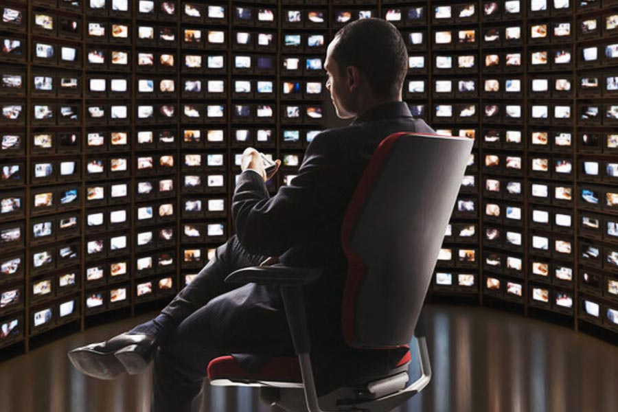 ‘ডিপফেক’ নিয়ে এত হইচয়ের মাঝে একটি গোপন তথ্য ফাঁস করে দিয়েছেন ওই সাইটটির মালিক। তাঁর স্বীকারোক্তি, পর্ন সাইটে যে এই ভুয়ো কাণ্ডকারখানা চলছে, তা জানেনই না তাঁর স্ত্রী!