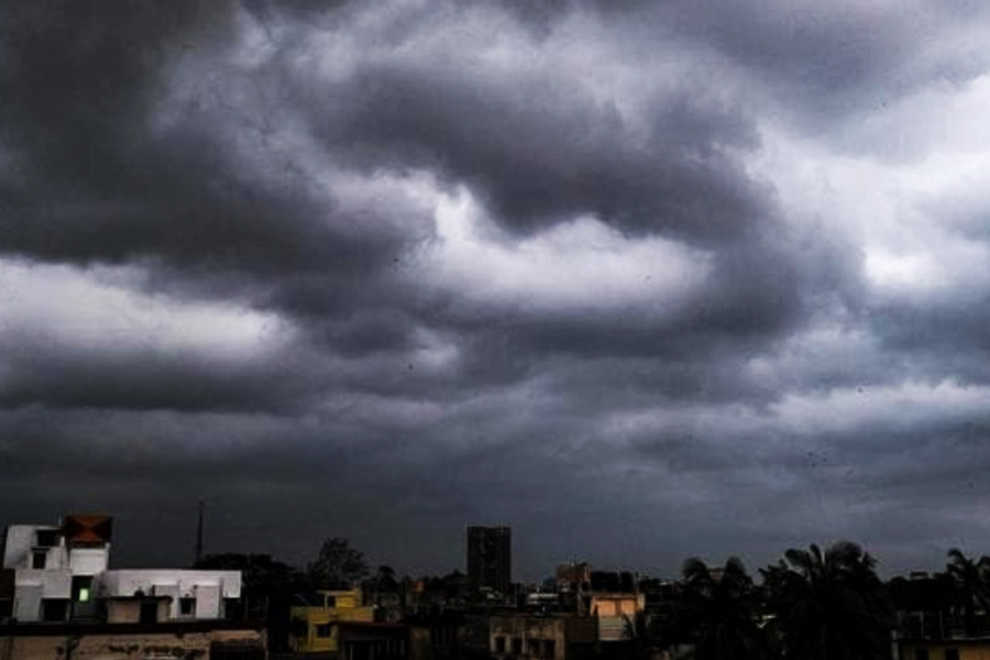 ঝমঝমিয়ে বৃষ্টি শুরু হবে। সেই সঙ্গে বইবে দমকা হাওয়া। রবিবার রাত থেকেই দুর্যোগের দাপট বাড়তে শুরু করবে। ঘূর্ণিঝড় সিত্রং নিয়ে এমনটাই জানাল আলিপুর আবহাওয়া দফতর। 