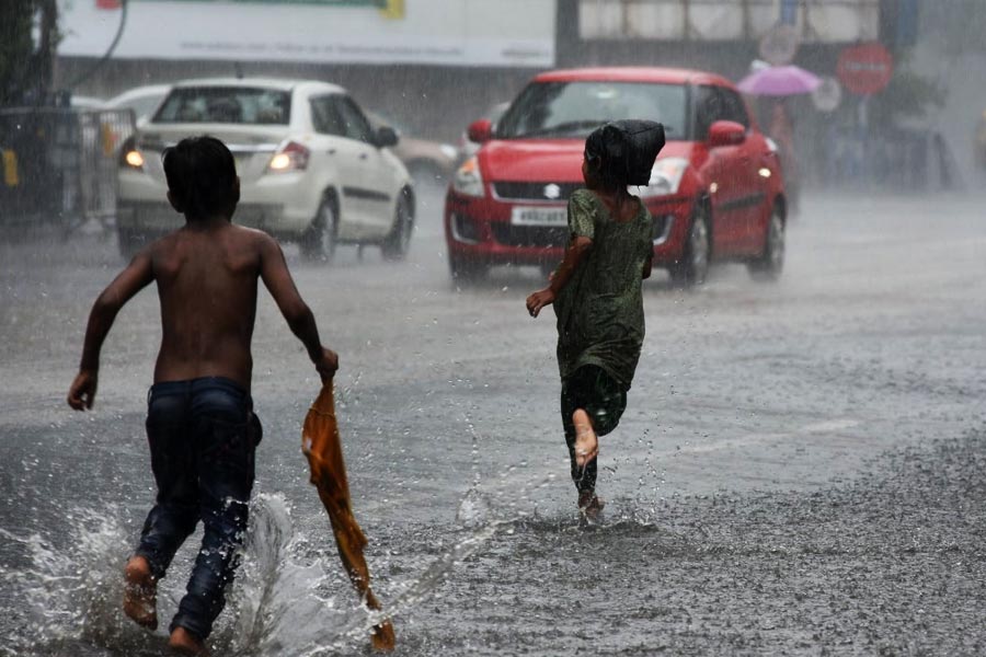 রবিবার বঙ্গোপসাগরে গভীর নিম্নচাপ তৈরি হয়েছে। তা আরও কয়েক ঘণ্টায় শক্তি বাড়িয়ে ঘূর্ণিঝড়ে পরিণত হবে। আবহাওয়া দফতর সূত্রে খবর, রবিবার রাতের পর থেকেই এর প্রভাব পড়তে শুরু  করবে দক্ষিণবঙ্গের উপকূলবর্তী এলাকায়। 