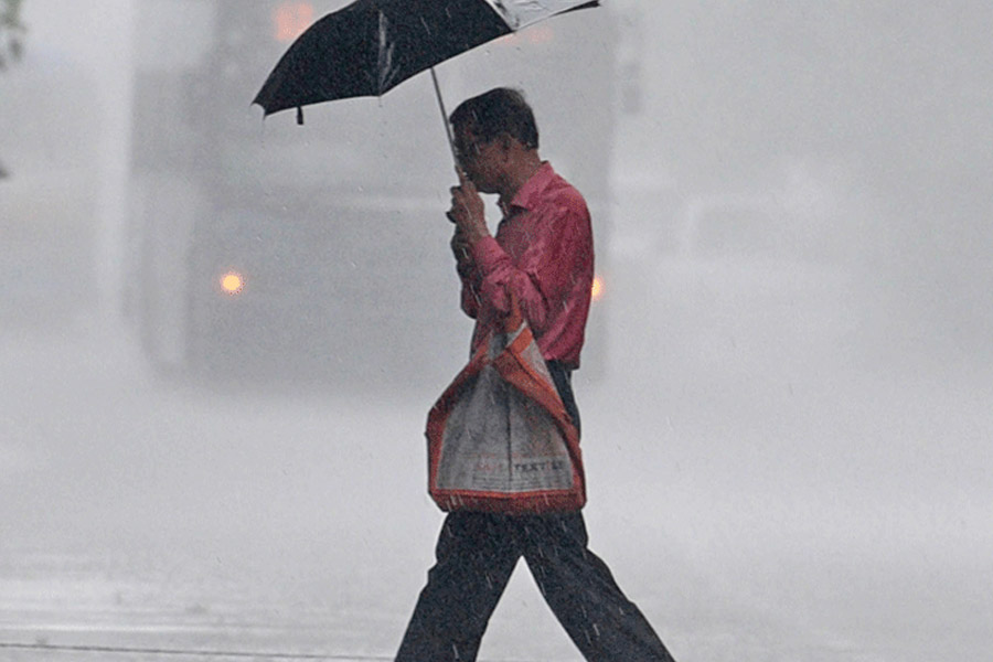 বাংলাদেশের দিকে ঝড়ের অভিমুখ হলেও এ রাজ্যেও তাণ্ডবলীলা চালাতে পারে ঘূর্ণিঝড় সিত্রং। হাওয়া অফিস সূত্রে খবর, সুন্দরবন এলাকা সবচেয়ে বেশি ক্ষতিগ্রস্ত হতে পারে। 