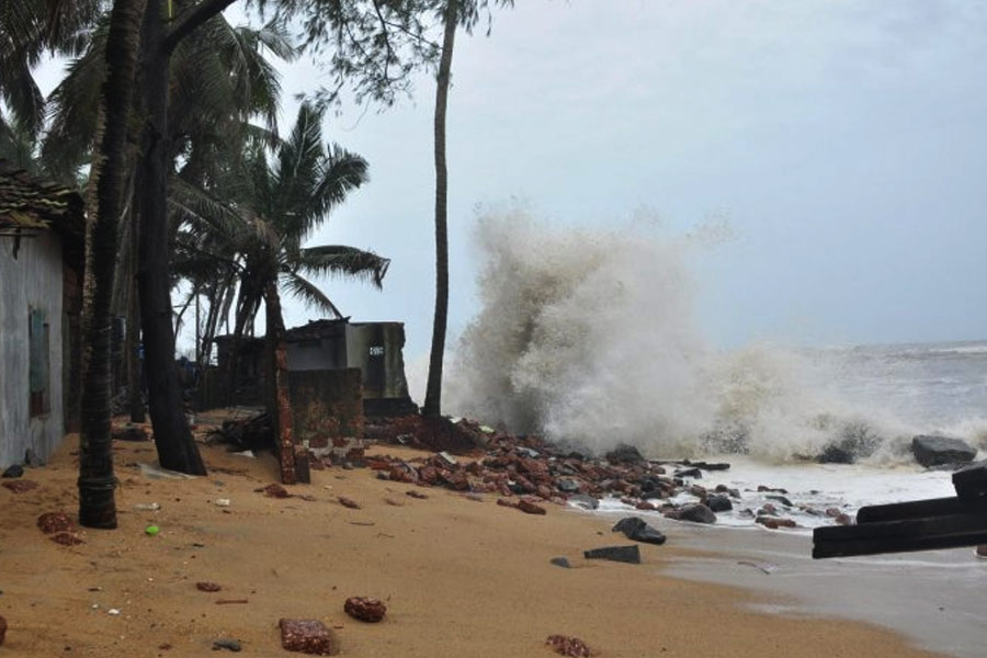 রবিবার সাংবাদিক বৈঠকে আলিপুর আবহাওয়া দফতরের পূর্বাঞ্চলীয় অধিকর্তা সঞ্জীব বন্দ্যোপাধ্যায় জানিয়েছেন, ঝড়ে সবচেয়ে বেশি ক্ষতি হতে পারে দুই ২৪ পরগনায়। 