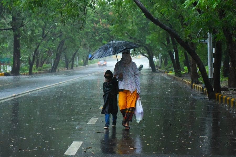 রবিবার দুই ২৪ পরগনা, পূর্ব মেদিনীপুরে ভারী বৃষ্টির পূর্বাভাস জারি করা হয়েছে। সোমবার থেকে বৃষ্টির পরিমাণ আরও বাড়বে। 