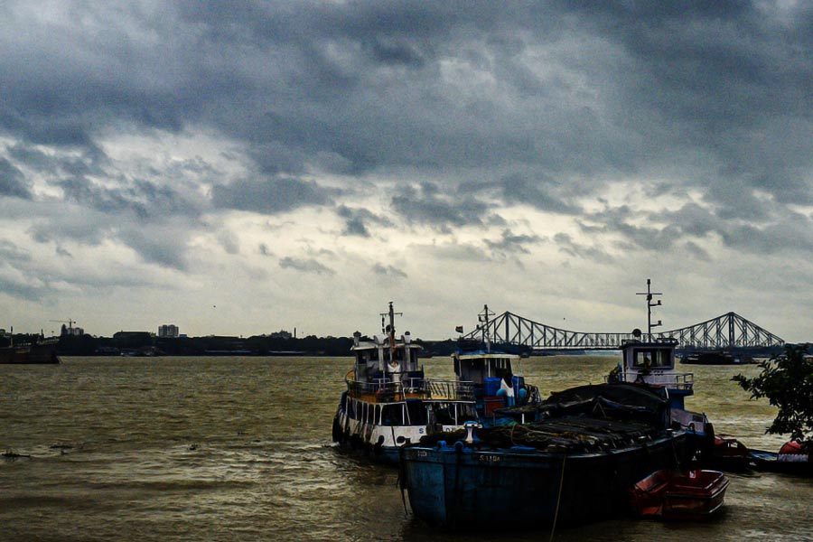 সোমবার দুই ২৪ পরগনা, দুই মেদিনীপুরে ভারী থেকে অতি ভারী বৃষ্টির সতর্কতা জারি করা হয়েছে। 