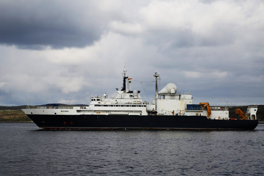 ইউরোপীয় দেশগুলিতে গ্যাস সরবরাহকারী পাইপলাইনে বিস্ফোরণের অভিযোগ আগেই উঠেছিল রাশিয়ার বিরুদ্ধে। এ বার সমুদ্রের অতলে ইন্টারনেটের ‘মেরদণ্ড’ও কি ভেঙে দেওয়ার ছক কষছে ভ্লাদিমির পুতিন সরকার? ব্রিটিশ উপকূলবর্তী সমুদ্রে একটি রুশ জাহাজের যাত্রাপথ বদলের পর এমন আশঙ্কা দেখা দিয়েছে।