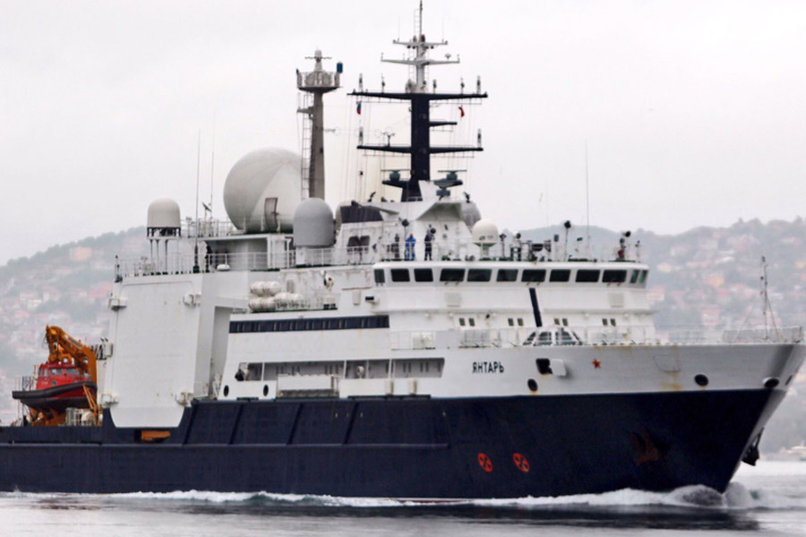 ব্রিটিশ সংবাদমাধ্যমের দাবি, গবেষণামূলক কাজে যাত্রা শুরু করেছিল রুশ সরকারের মালিকানাধীন ওই জাহাজটি। তবে ঘোষিত পথের মাঝে আচমকাই দিক পরিবর্তন করে সেটি। এর পরেই জাহাজটির ‘আসল উদ্দেশ্য’ নিয়ে প্রশ্ন উঠছে।