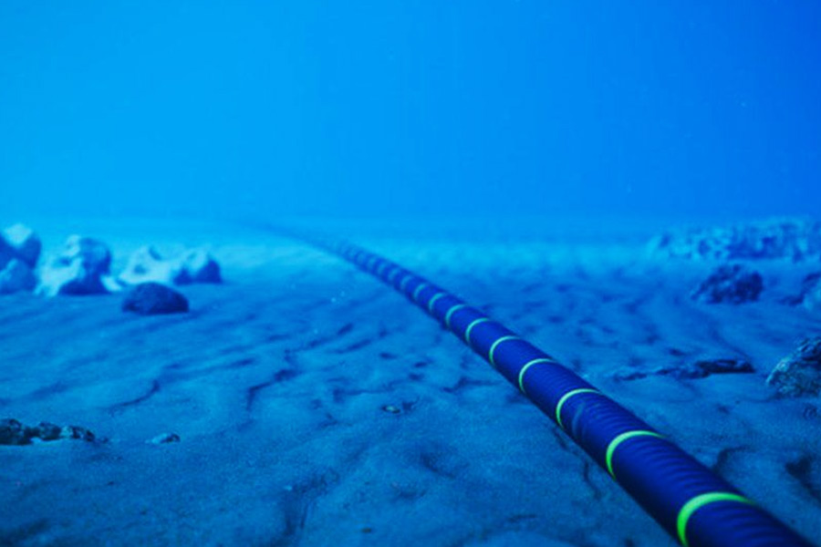 সমুদ্রের নীচে যে অংসখ্য কেব্‌লের মাধ্যমে ইন্টারনেটের সুবিধা ভোগ করেন বিশ্ববাসী, সেই ‘মেরুদণ্ড’ কি উড়িয়ে দিতে চান পুতিন? না কি, গুপ্তচরবৃত্তির জন্যই সেটি ব্রিটিশ উপকূলের কাছে ঘোরাফেরা করছে? ইউক্রেন-যুদ্ধের মাঝে এমনতরো নানা আশঙ্কা তৈরি হয়েছে।