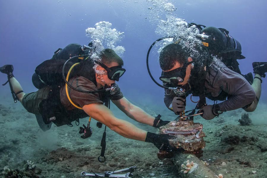 ব্রিটেনের সংবাদমাধ্যম ‘দ্য সান’-এর দাবি, ১৭ অক্টোবর রাশিয়ার কালিনিনগ্রাদ থেকে রওনা দিয়েছিল ‘আকাদেমিক বরিস পেত্রভ’ নামে ওই জাহাজটি। ইংলিশ চ্যানেল দিয়ে তা পৌঁছনোর কথা ছিল দক্ষিণ অতলান্তিকের একটি নির্দিষ্ট জায়গায়। এ সবই নাকি বৈজ্ঞানিক অভিযানের জন্য।