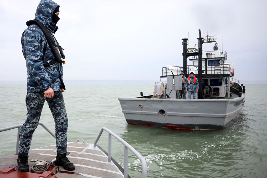 তবে এই ঘোষিত যাত্রাপথে হঠাৎই বদল ঘটে। এর পর থেকেই ‘আকাদেমিকে’র যাত্রাপথের উপর নজর রাখছে ব্রিটিশ নৌসেনাবাহিনী। সংবাদমাধ্যম জানিয়েছে, ২১ অক্টোবর হঠাৎ দিকবদল করে জাহাজটি।