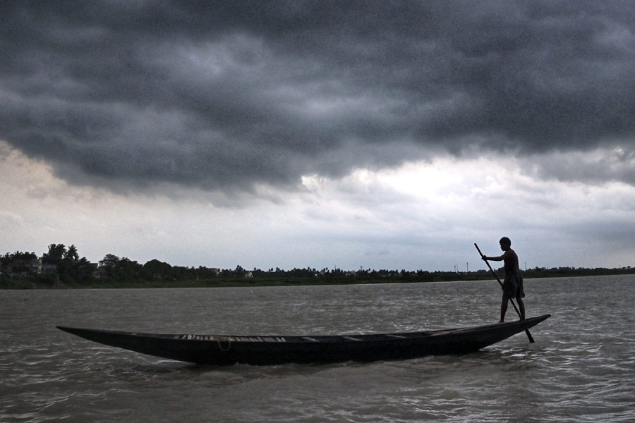 মঙ্গলবার দুই ২৪ পরগনা, নদিয়ায় ভারী থেকে অতি ভারী বৃষ্টি হতে পারে বলে জানিয়েছে হাওয়া অফিস। 
