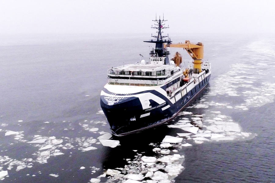 ভবিষ্যতে জাহাজটি নাকি স্কটল্যান্ডের দ্বীপপুঞ্জ পার করবে। তবে তার আগে নর্থ সি-তে নরওয়েজ়িয়ান তৈলভান্ডারের কাছ দিয়ে যাওয়ার সময় অত্যন্ত ধীর গতিতে চলছে জাহাজটি। এর পরই নাকি জাহাজটির ‘আসল উদ্দেশ্য’ নিয়ে সন্দিহান ব্রিটিশ সরকার।