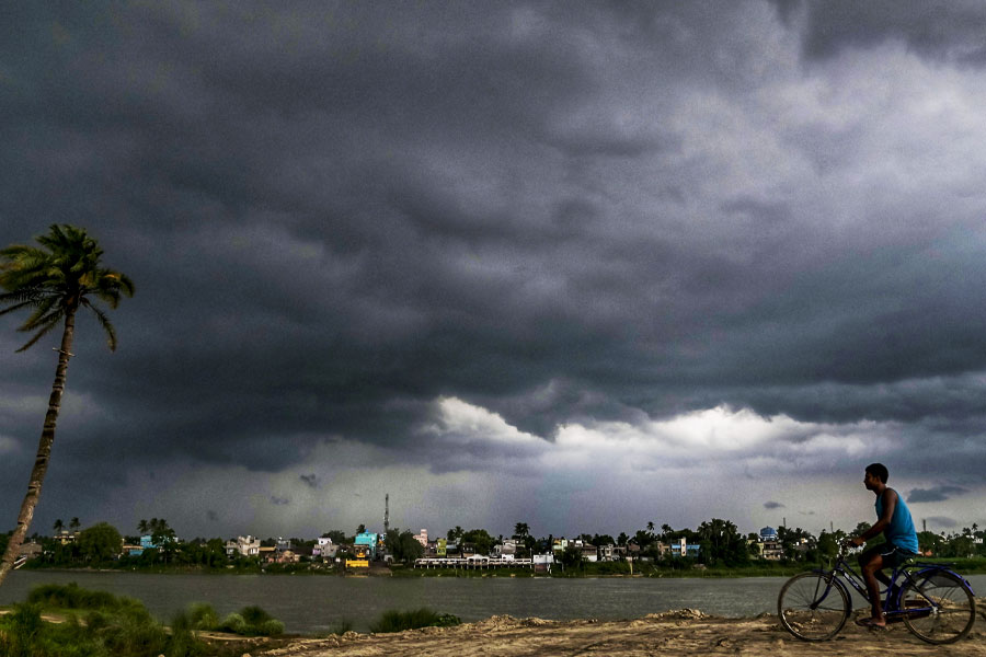 সোম ও মঙ্গলবার কলকাতা, হাওড়া, হুগলিতে হালকা থেকে মাঝারি বৃষ্টির পূর্বাভাস জারি করা হয়েছে। অর্থাৎ, কালীপুজোর আনন্দ মাটি হওয়ার আশঙ্কা থাকছেই। 