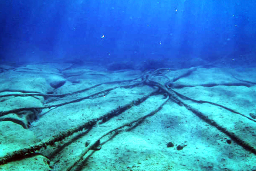 ওই জাহাজটি ব্রিটেনের নৌসেনাঘাঁটির সামনে দিয়েও যাবে বলে দাবি। যে ঘাঁটিতে রয়েছে পারমাণবিক হামলা প্রতিরোধী ডুবোজাহাজ ‘ট্রাইডেন্ট’। এর পর তা আয়ারল্যান্ডের উত্তর-পশ্চিম দিকের সমুদ্র দিয়ে যাত্রা করবে। সেখানকার সমুদ্রভাগেই রয়েছে দুই মহাদেশকে জুড়ে থাকা অসংখ্য কেব্‌ল। যা দিয়ে ইন্টারনেটের পরিকাঠামো রক্ষা করা হয়।
