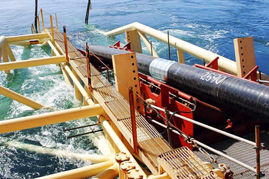 ব্রিটেনের সংবাদমাধ্যম ‘দ্য উইক’ জানিয়েছে, অতলান্তিকের গভীরে আমেরিকা এবং ইউরোপকে জুড়তে কেব্‌ল পাতা রয়েছে, সেটি আসলে ইন্টারনেটের ‘মেরদণ্ড’। ওই কেব্‌লগুলিই বিশ্ব জুড়ে কমপক্ষে ৯৫ শতাংশই যোগাযোগ ব্যবস্থার ভার বহন করে। ইন্টারনেটের বাকি যোগাযোগ চলে উপগ্রহের মাধ্যমে।