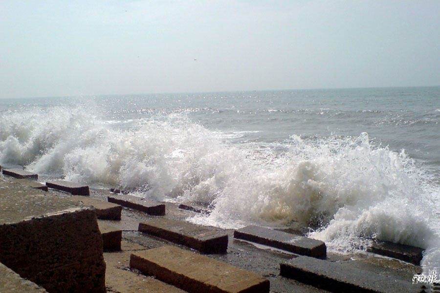  ঘূর্ণিঝড়ের প্রভাবে উত্তাল হবে সমুদ্র। মঙ্গলবার পর্যন্ত মৎস্যজীবীদের সমুদ্রে যেতে নিষেধ করা হয়েছে। 