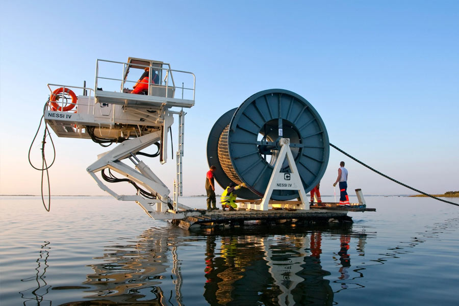রাশিয়া থেকে গোটা ইউরোপের ঘরে গ্যাস সরবরাহ করে বাল্টিক সাগরের নর্ডস্ট্রিম পাইপলাইন। অভিযোগ, ওই পাইপলাইনের পর এ বার পুতিনের পরবর্তী নিশানা হতে পারে অতলান্তিকের গভীরে ইন্টারনেটের পরিকাঠামো ব্যবস্থা।