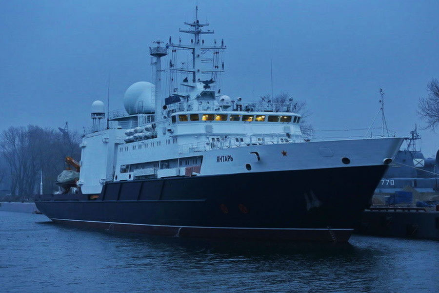 ব্রিটিশ সংবাদমাধ্যমে রাশিয়ার বিরুদ্ধে হাজারো দাবির আবহে মুখ খুলেছেন ইউরোপীয় পার্লামেন্ট তথা আয়ারল্যান্ডের রিপাবলিকান পার্টির সদস্য বিলি কেলহার। সংবাদমাধ্যম ‘আইরিশ সান’কে বিলি বলেন, ‘‘ইউরোপ এবং আমেরিকার মধ্যে যাবতীয় ইন্টারনেট যোগাযোগ চলে অসংখ্য কেব্‌লের মাধ্যমে। যা আয়ারল্যান্ড উপকূলের অত্যন্ত কাছ দিয়ে যায়।’’ তাঁর প্রশ্ন, ‘‘বছরের এই সময় আইরিশ উপকূলের কাছে রুশ যুদ্ধজাহাজটি কী করছে?’’