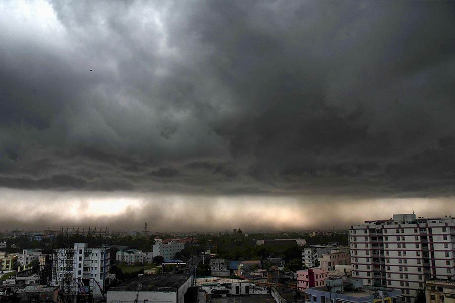 সোমবার কলকাতা, হাওড়া ও সংলগ্ন এলাকায় ঘণ্টায় ২০ থেকে ৩০ কিমি বেগে ঝোড়ো হাওয়া বইবে। সর্বোচ্চ বেগ হতে পারে ঘণ্টায় ৫০ কিমি। 