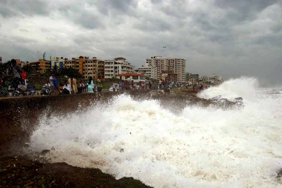 হাওয়া অফিস সূত্রে খবর, মধ্য বঙ্গোপসাগরে ঘূর্ণিঝড় তৈরির পর তা উত্তর এবং উত্তর-পশ্চিম দিকে অগ্রসর হয়ে বাংলাদেশ উপকূলের দিকে এগোবে।